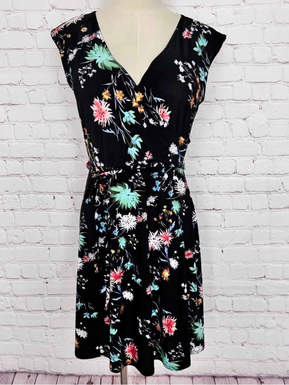 BILLIE & BLOSSOM Sleeveless Black Floral Faux Wrap Mini Dress--EUC--10
